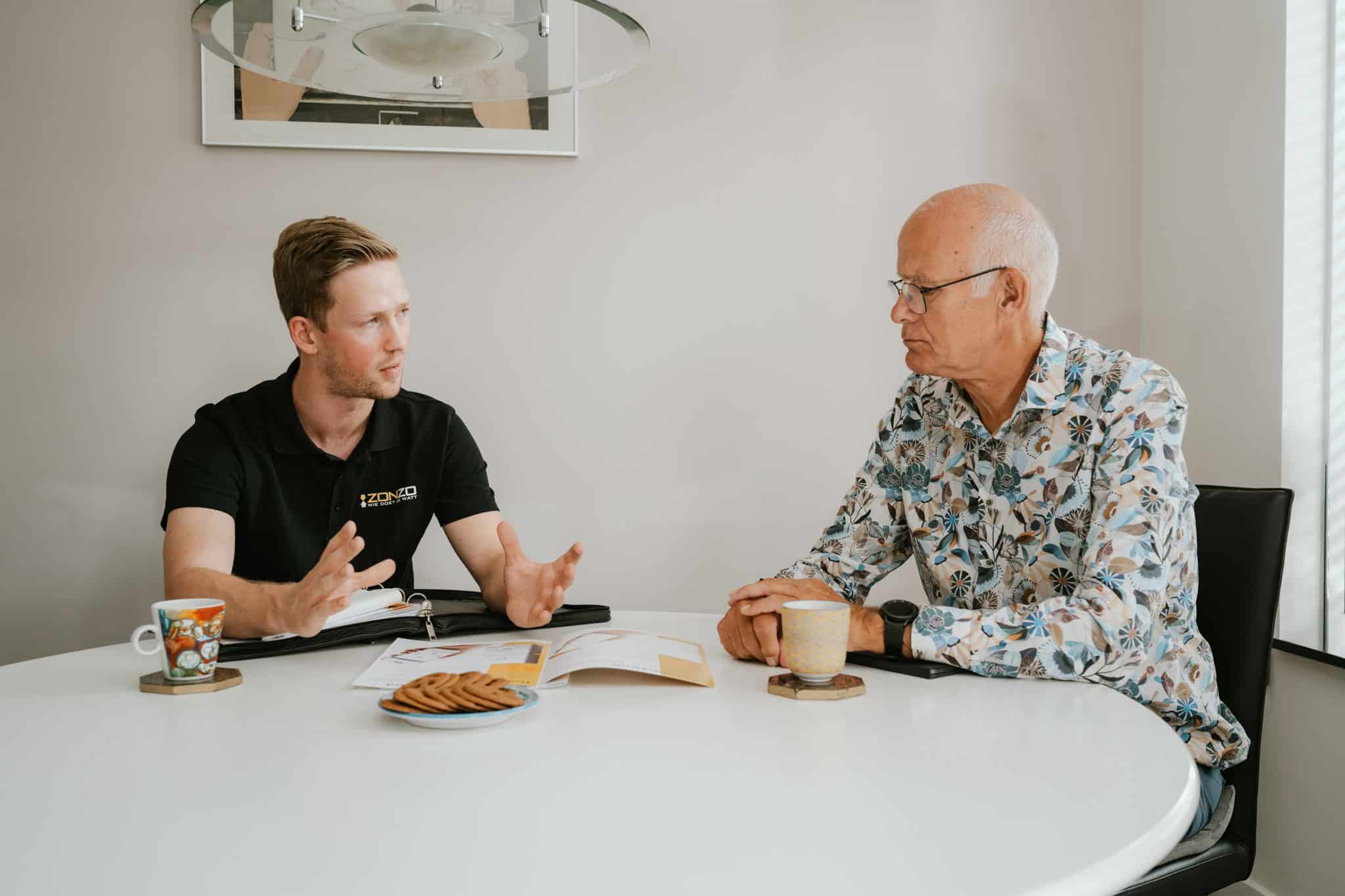 Zonzo locatiebezoek bij de klant thuis aan de keukentafel. Vrijblijvend informatiegesprek.