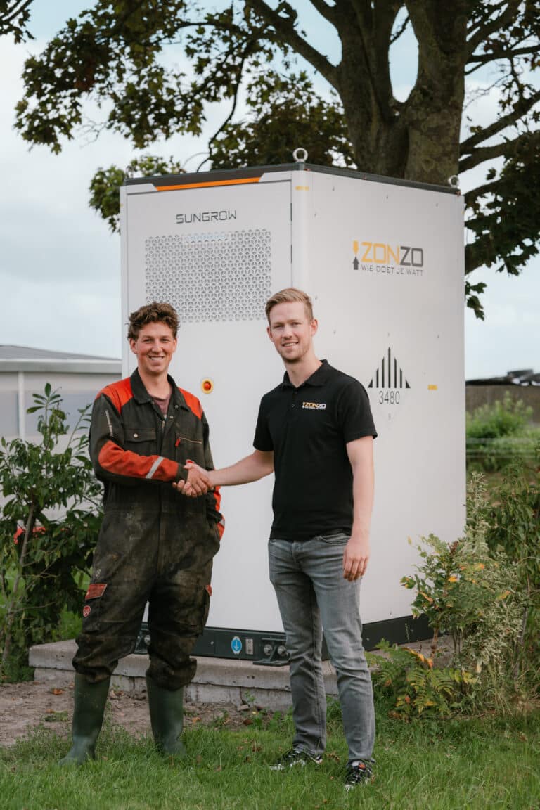 Melkveehouder met Zonzo installateur bij Sungrow Powerstack batterijopslag op boerderij