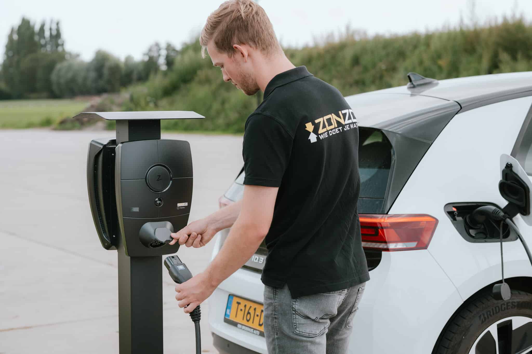 Witte elektrische auto aan zakelijke laadpaal installatie van Zonzo Duurzame Energie in Noord-Holland