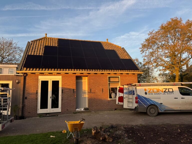 Afbeelding van zonnepanelen in Wijdenes. De zonnepanelen zijn geplaatst op een bakstenen huis met een pannendak. Aan de zijkant is een bedrijfsbus van Zonzo te zien