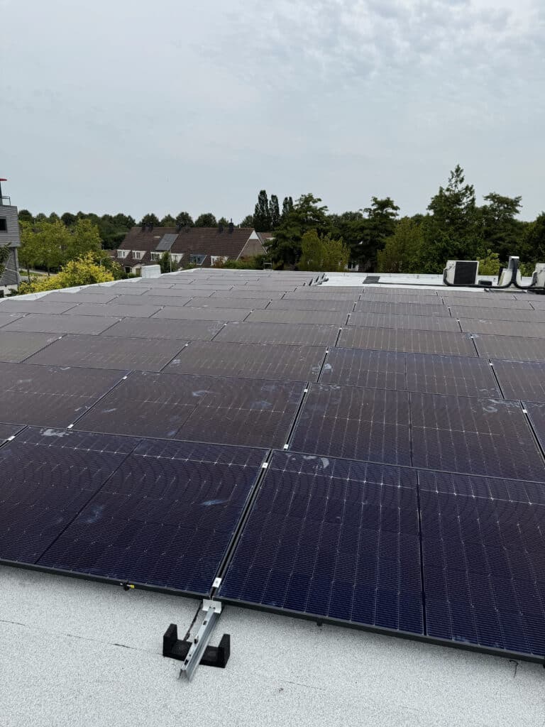 Zonnepanelen op een wit bitumen plat dak