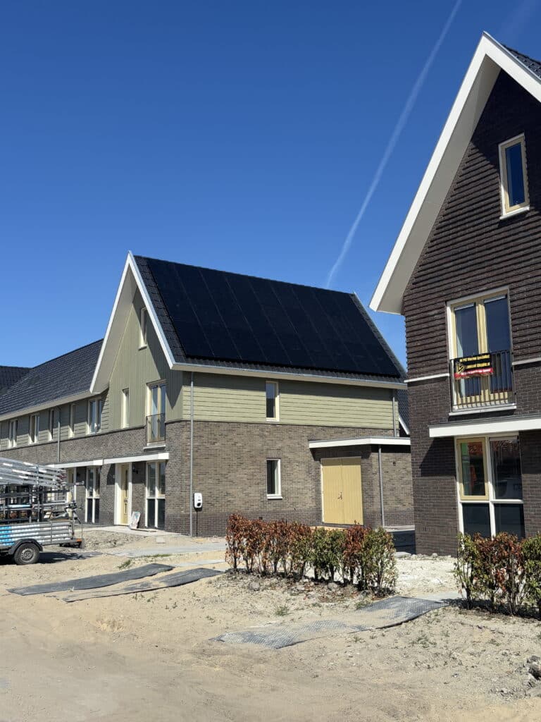 Complete duurzame energie-installatie met SMA zonnepanelen, thuisbatterij en laadpaal in Obdam.