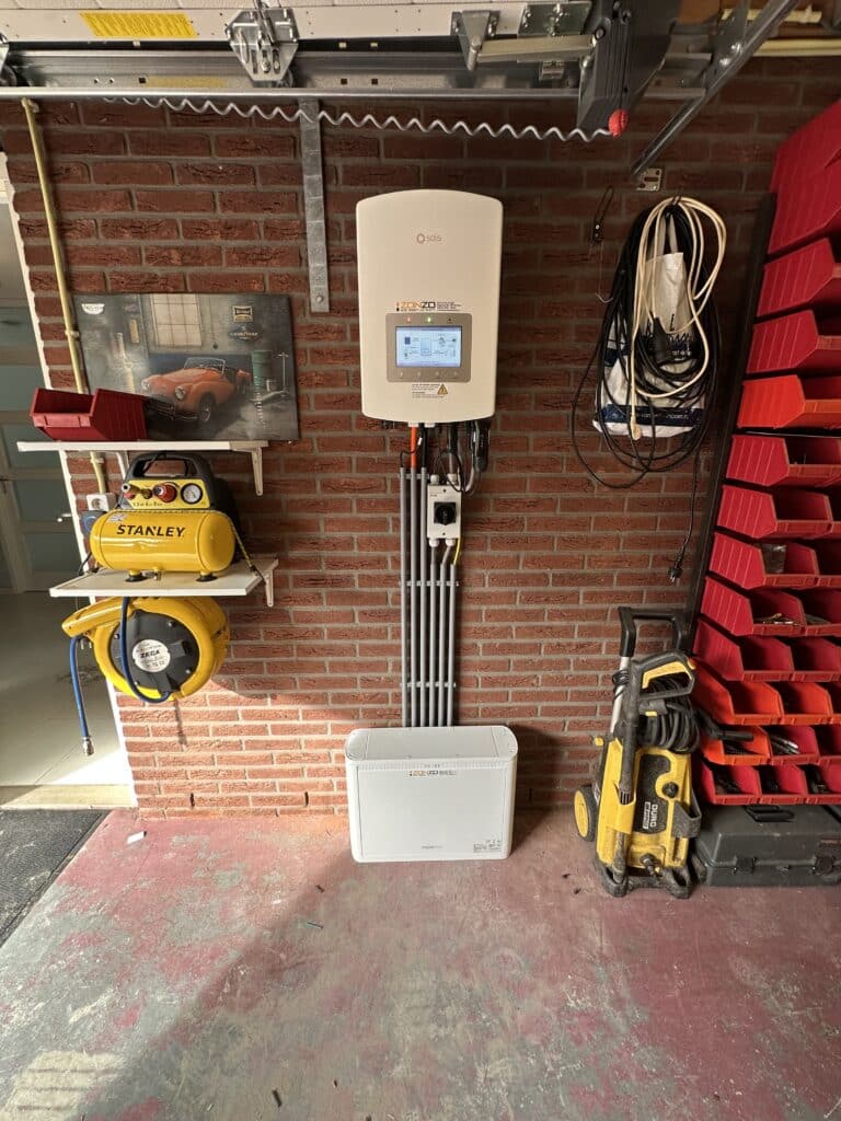 Solis hybride omvormer met Pylontech 5 kWh thuisbatterij geïnstalleerd in garage