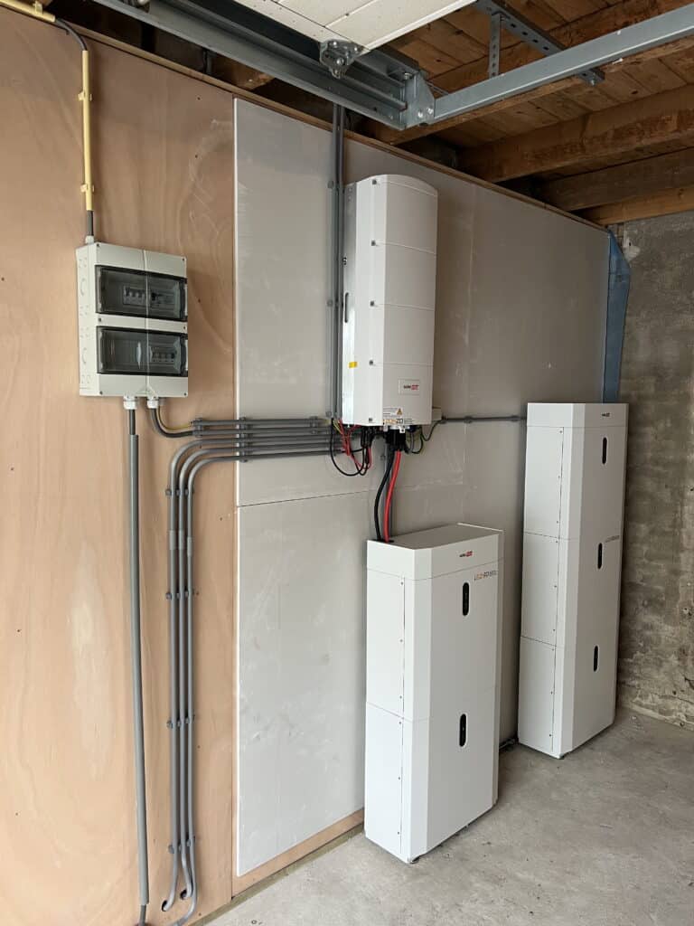 SolarEdge thuisbatterij installatie in schuur – Zonzo