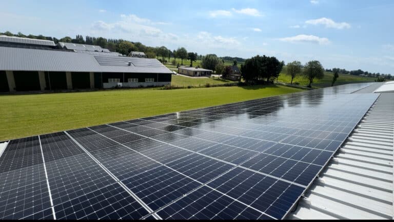 Zonnepanelen op een schuurdak.