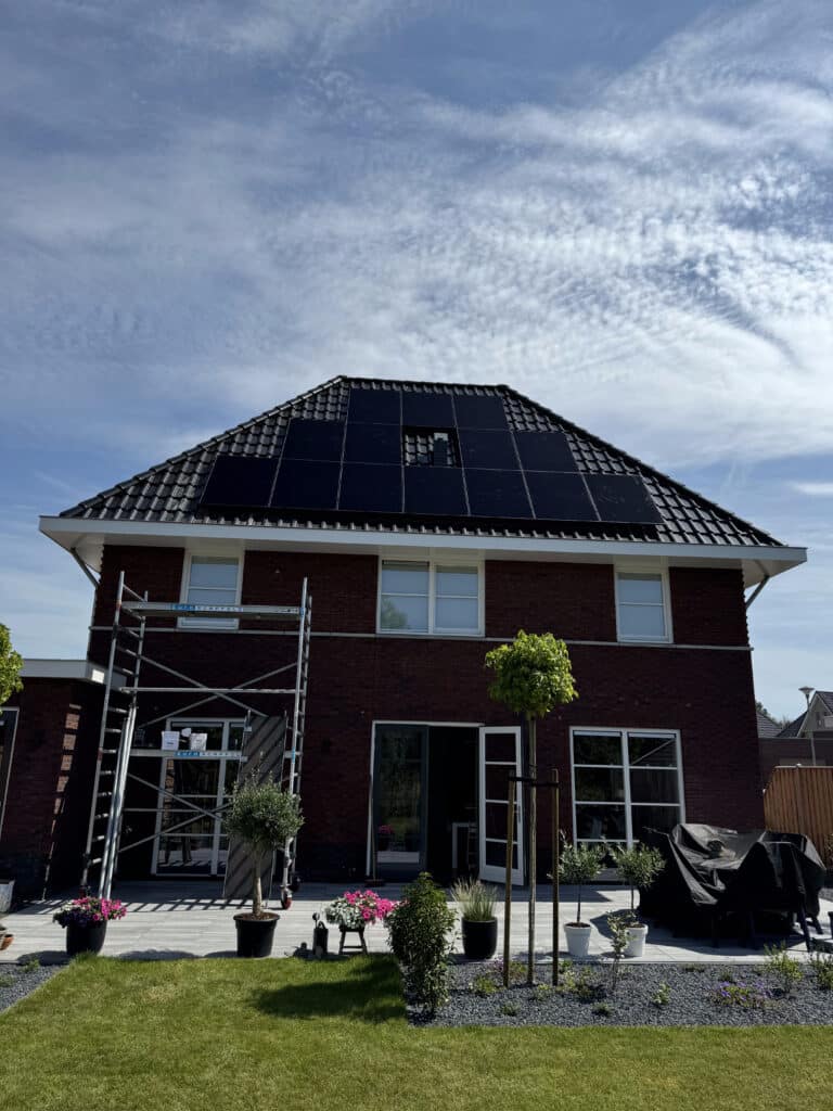 14 zonnepanelen op een nieuwbouwhuis in Venhuizen