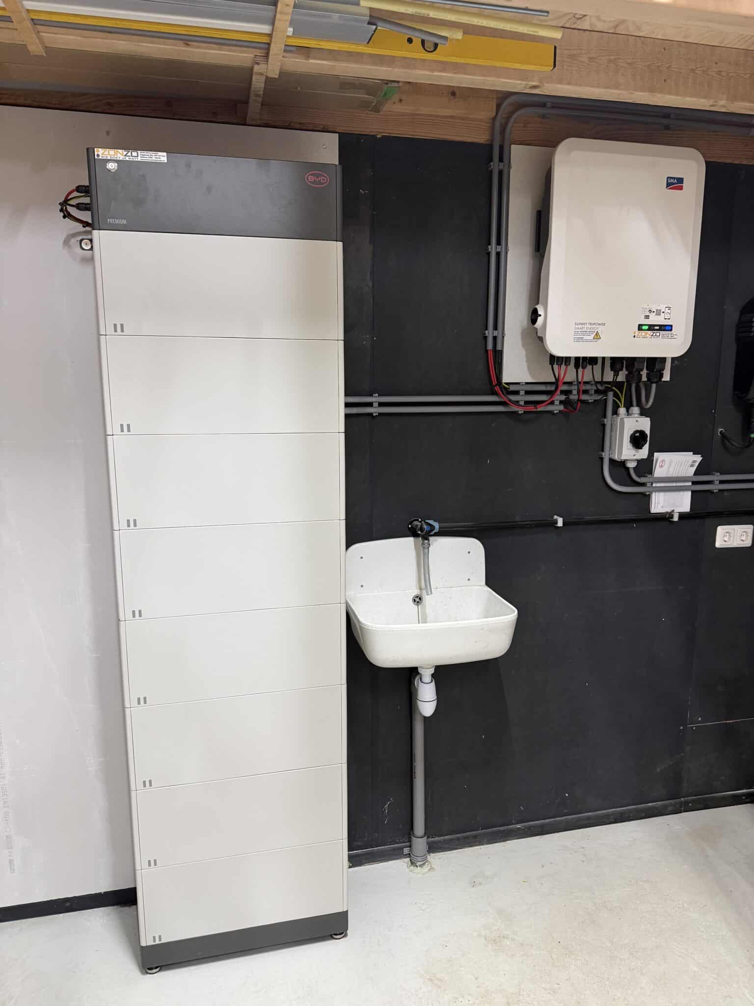 Thuisbatterij installatie van 22 kWh BYD in Noord-Holland, geplaatst door Zonzo Duurzame Energie en gekoppeld aan een SMA omvormer.