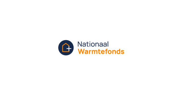 Logo van het Nationaal Warmtefonds met een witte achtergrond. Het warmtefonds maakt het mogelijk voor mensen om financiering te krijgen om hun huis te verduurzamen.