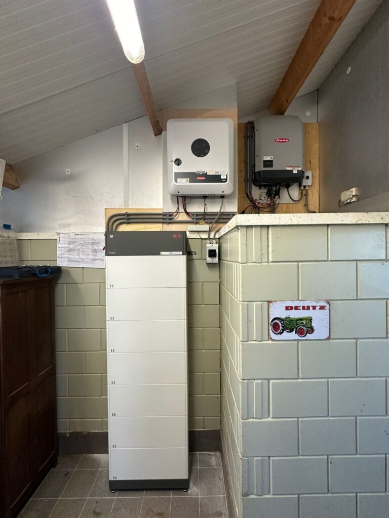 Foto van de energieopslaginstallatie bij een melkveehouder in Wognum.