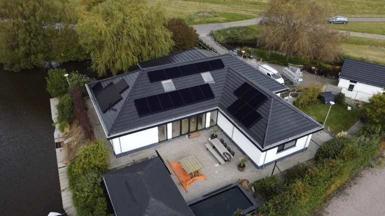 Zonnepanelen op een woonvilla in Medemblik. Hierbij zijn de zonnepanelen op verschillende dakvlakken geplaatst.