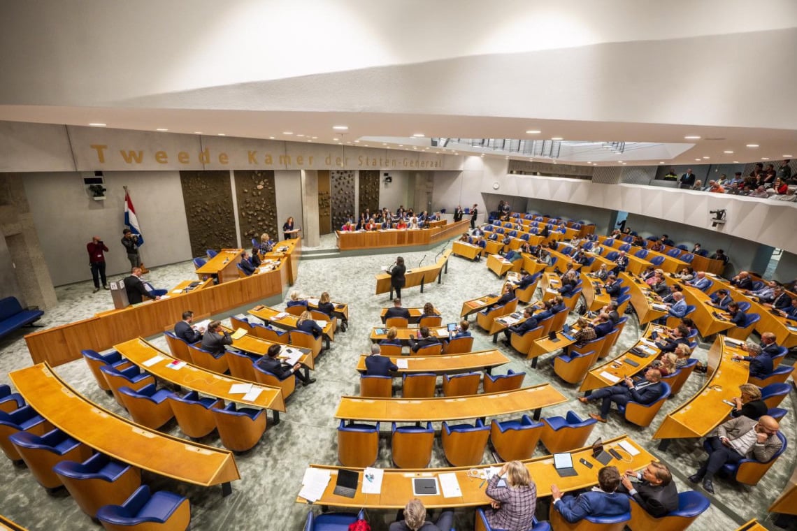 Afbeelding van de plenaire zaal van de Tweede Kamer der Staten Generaal van het Koninkrijk der Nederlanden. Hier is besloten dat de salderingsregeling voor zonnepanelen aan zijn einde gaat komen.  