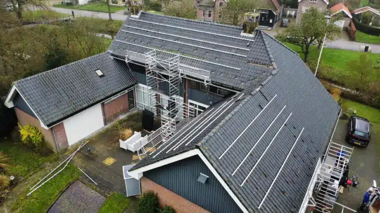 "Installatie van zonnepanelen op een pannendak in Venhuizen, met montagebeugels en ladderconstructie zichtbaar."